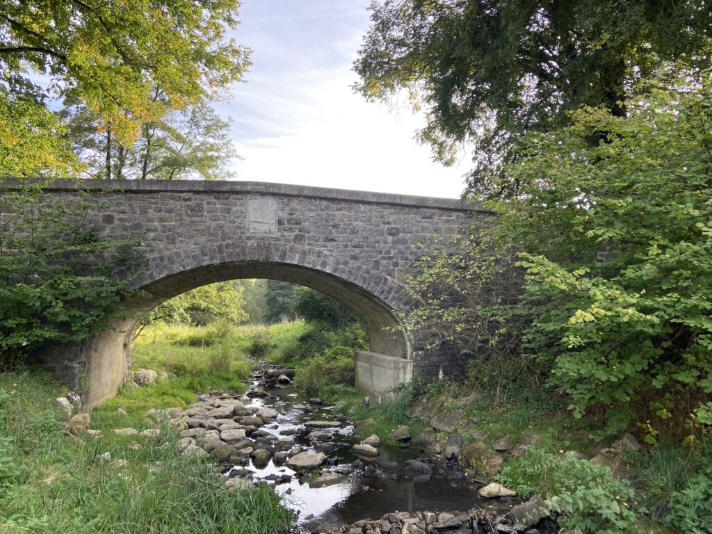 Nohn en omgeving - stenen loopbrug