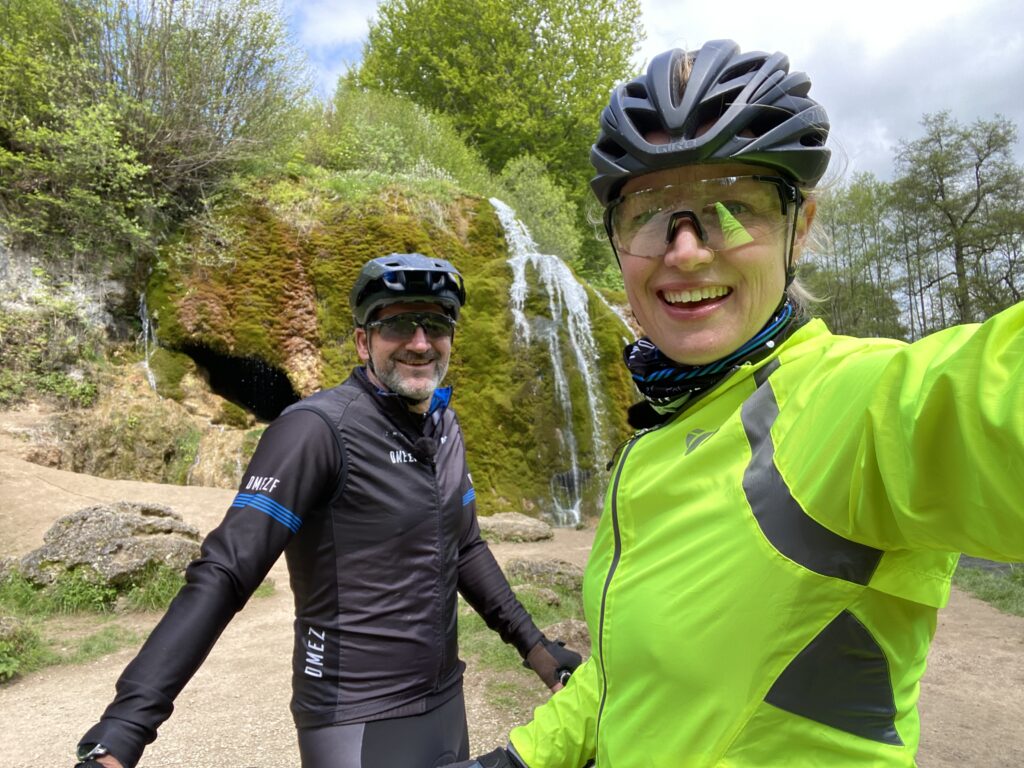 Laura en Couzijn bij waterval